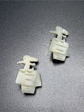 💕2/$20 Carved Mother-of-Pearl Snoopy Character Brooches